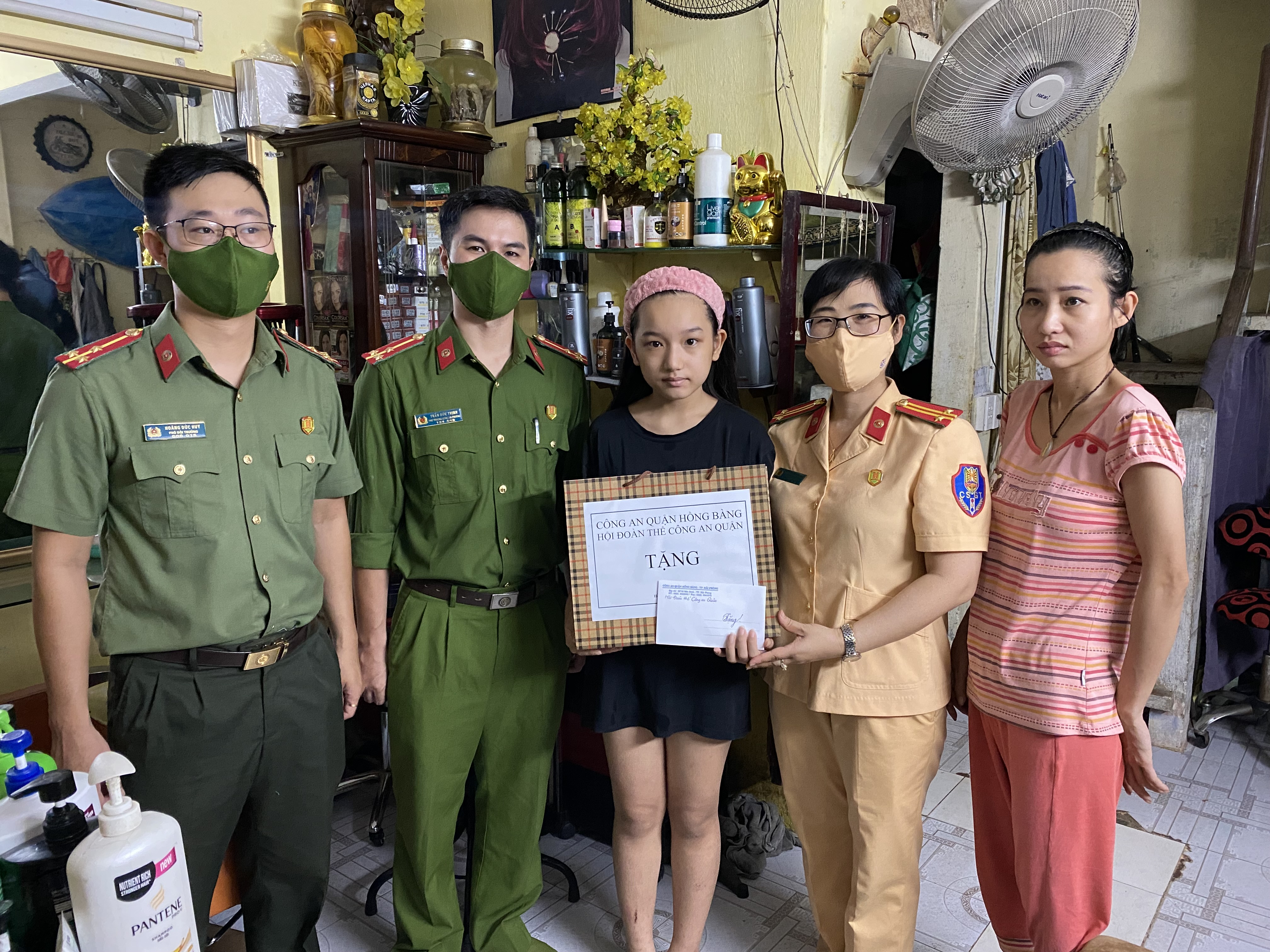 Công an quận Hồng Bàng: Trao quà Trung thu tặng trẻ em có hoàn cảnh đặc biệt khó khăn